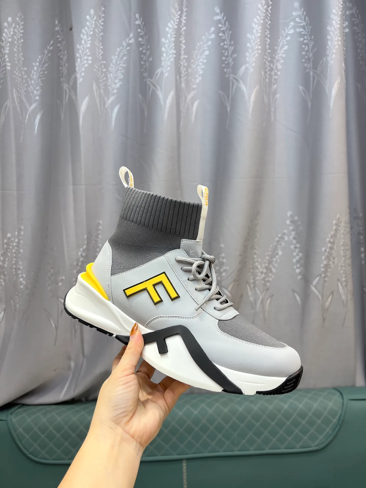 Men's shoes 💰580 FENDI men's fashion casual shoes 👟Hot sale🔥Official website 1:1 replica ⬆️Original quality - Original leather - Original breathable mesh lining Original outsole 1:1 replica, code number 38-44 (45-46 customized)